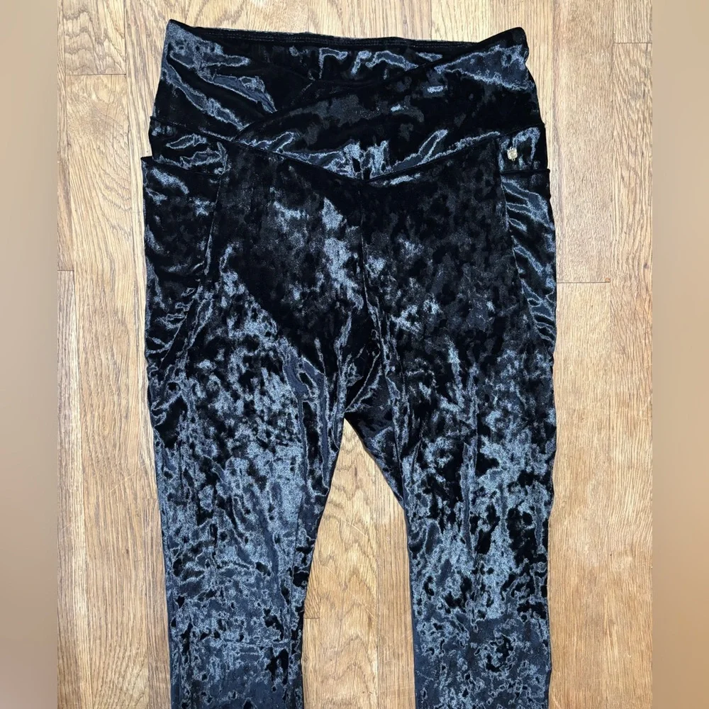 NWT Fabletics Women's Crushed Velour Crossover Leggings Black Size L Yoga - Picture 5 of 9